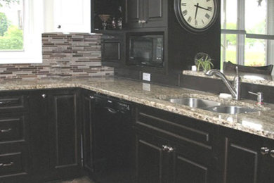 Example of a classic kitchen design in Ottawa
