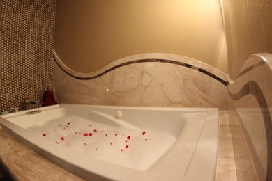 オレンジカウンティにあるコンテンポラリースタイルのおしゃれな浴室 (ドロップイン型浴槽、オープン型シャワー) の写真