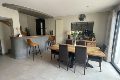 Idée de décoration pour une salle à manger minimaliste.