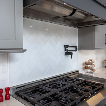 LARGE TWO-TONE KITCHEN