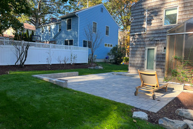 Diseño de patio de tamaño medio con adoquines de hormigón