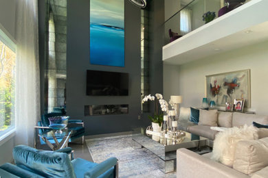 Foto de sala de estar abierta minimalista grande con paredes grises, suelo de baldosas de porcelana, chimenea lineal, televisor colgado en la pared y suelo gris