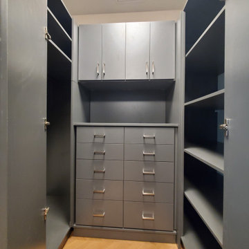 MODERN PANTRY CLOSET