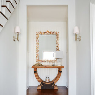 Maritim inredning av en hall, med vita väggar och mörkt trägolv