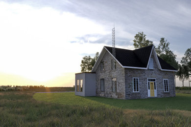 Aménagement d'une façade de maison beige en pierre et planches et couvre-joints de taille moyenne et de plain-pied avec un toit à quatre pans, un toit en métal et un toit noir.