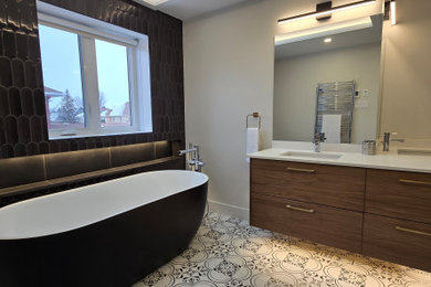 Example of an eclectic home design design in Ottawa