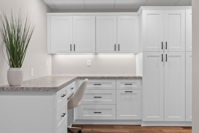 Example of a home office design in Milwaukee
