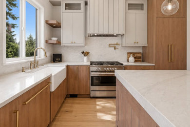 Kitchen - transitional kitchen idea in Vancouver
