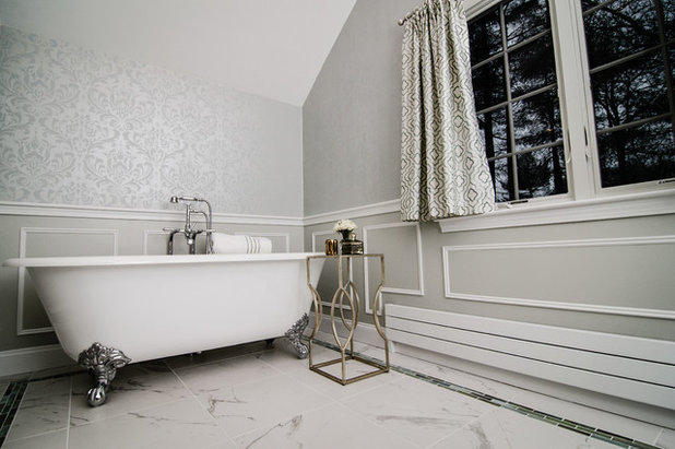 Классический Ванная комната by Megan Meyers Interiors