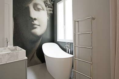 Réalisation d'une salle de bain design de taille moyenne.
