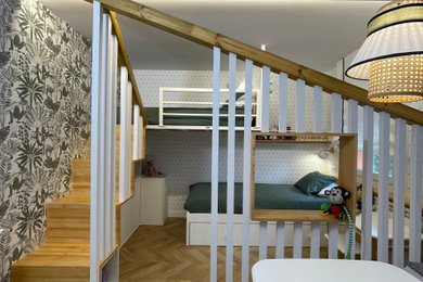 Ejemplo de dormitorio infantil de 4 a 10 años contemporáneo de tamaño medio con paredes verdes, suelo de madera en tonos medios y papel pintado