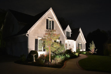 Design ideas for a mid-sized traditional full sun front yard mulch landscaping in Kansas City for fall.