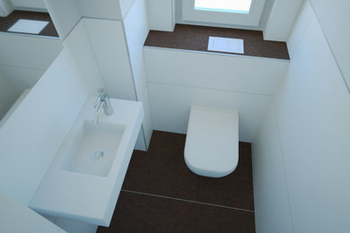 Kleines Modernes Badezimmer En Suite mit Keramikfliesen, braunem Boden, WC-Raum, Einzelwaschbecken, eingebautem Waschtisch, eingelassener Decke und Steinwänden in Hannover