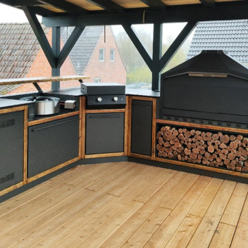 Rustikaler Charme trifft moderne Eleganz: Maßgeschneiderte L-Outdoorküche in der