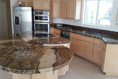 Kitchen - traditional kitchen idea in Las Vegas