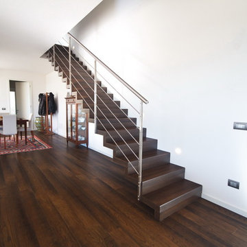Scala e parquet in rovere spazzolato tinto carbone