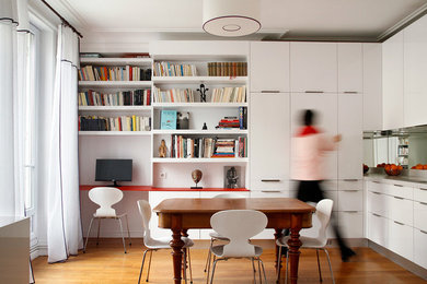 Idée de décoration pour une grande cuisine ouverte encastrable design en L avec un évier intégré, un placard à porte plane, des portes de placard blanches, un plan de travail en quartz, une crédence miroir, parquet clair et aucun îlot.