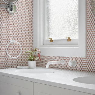 Immagine di una stanza da bagno con doccia moderna con doccia alcova, WC sospeso, piastrelle bianche, piastrelle a mosaico, pareti multicolore, pavimento con piastrelle a mosaico, pavimento multicolore e doccia aperta