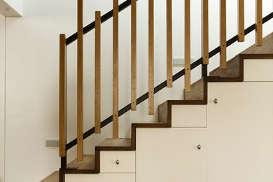 Imagen de escalera recta asiática de tamaño medio con escalones de madera, contrahuellas de madera y barandilla de madera