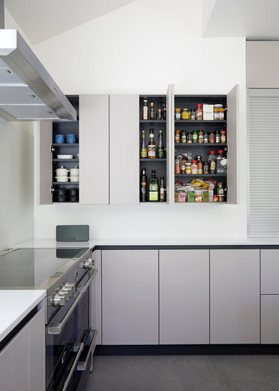 Modern Kitchen by Kitchen Bee Design Ltd.