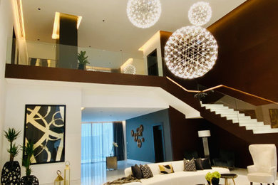 Imagen de salón para visitas abierto clásico renovado extra grande con suelo de mármol, suelo blanco y panelado