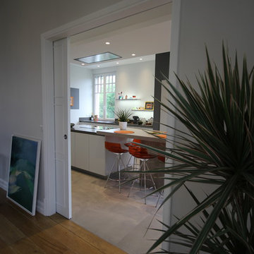 Sous tous les angles : Une grande cuisine fermée avec un bel espace repas