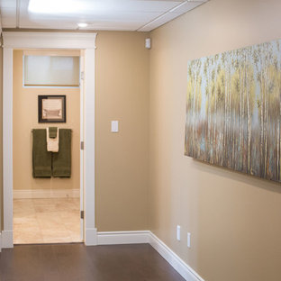 Foto på en mellanstor vintage hall, med beige väggar och korkgolv