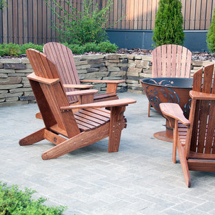 Mittelgroßer Eklektischer Garten im Herbst mit Feuerstelle, direkter Sonneneinstrahlung und Natursteinplatten in Moskau