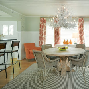 Inspiration pour une salle à manger marine avec un mur vert.