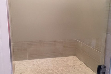 Diseño de cuarto de baño principal tradicional renovado pequeño con baldosas y/o azulejos grises, baldosas y/o azulejos de porcelana y suelo de baldosas de porcelana