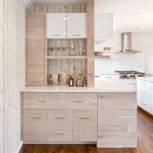 ポートランドの小さいコンテンポラリースタイルのおしゃれなホームバー (淡色木目調キャビネット、白いキッチンカウンター) の写真