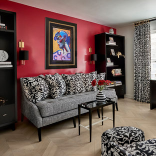 Inspiration för mellanstora klassiska hemmabibliotek, med röda väggar, ljust trägolv, ett fristående skrivbord och beiget golv