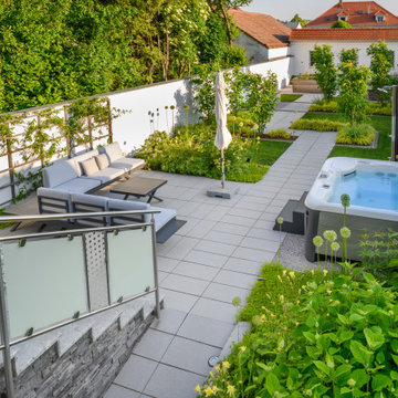 Gesamtplanung mit Lounge, Whirlpool und gegliederten Gartenräumen