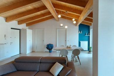 Foto di un soggiorno minimal di medie dimensioni e stile loft con pareti blu, pavimento in gres porcellanato, TV a parete, pavimento bianco e soffitto in legno