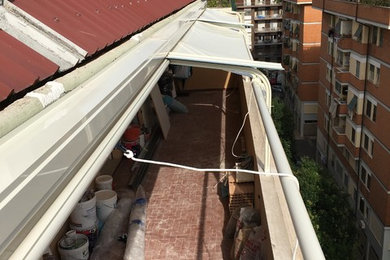 Esempio di un balcone di medie dimensioni con un parasole