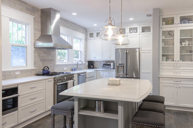 Kitchen - transitional kitchen idea in Tampa