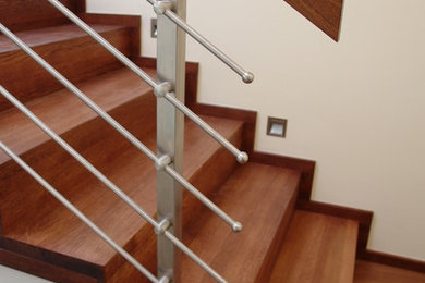 Идея дизайна: большая лестница в современном стиле