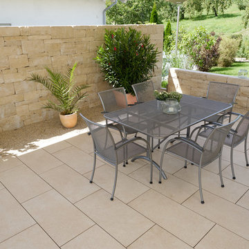Großzügige Terrasse mit stilvollem Sonnenschutz