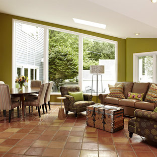 ワシントンD.C.の中サイズのトランジショナルスタイルのおしゃれな独立型リビング (緑の壁、テラコッタタイルの床、赤い床、フォーマル、テレビなし) の写真