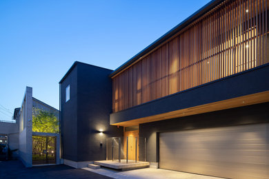 福岡にある高級なモダンスタイルのおしゃれな家の外観 (コンクリート繊維板サイディング、長方形) の写真