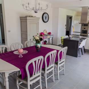 レンヌの広いモダンスタイルのLDKの画像 (白い壁、グレーの床)