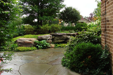 Inspiration for a traditional landscaping in Chicago.