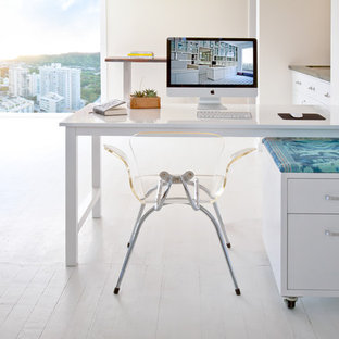 Inspiration för moderna arbetsrum, med vita väggar, målat trägolv och ett fristående skrivbord