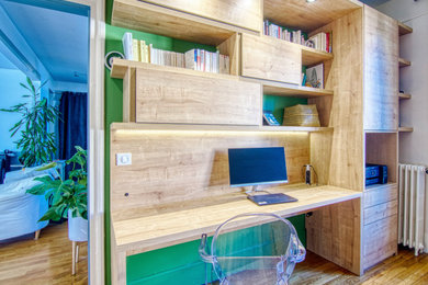 Idées déco pour un bureau contemporain de taille moyenne avec un mur vert, parquet clair, aucune cheminée, un bureau intégré et un sol marron.