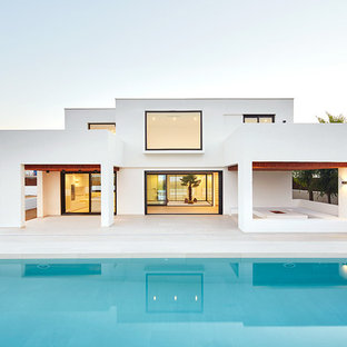 Mittelgroßes, Zweistöckiges, Weißes Mediterranes Haus mit Flachdach und Putzfassade in Sonstige