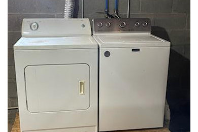 Example of a minimalist laundry room design in New York