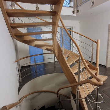 Design-Bogentreppe in Eiche weiss