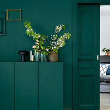 Välj djupa, gröna toner hemma för naturlig harmoni