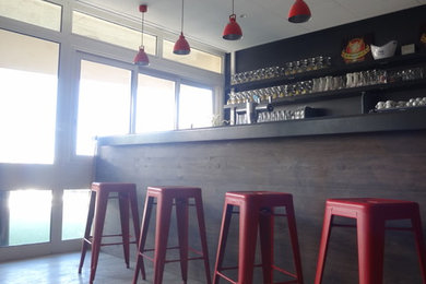 Réalisation d'un bar de salon urbain.