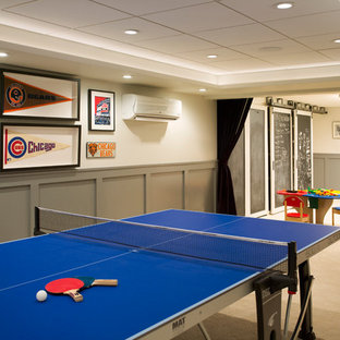 Modelo de sótano en el subsuelo clásico renovado, grande, con paredes beige, moqueta y chimenea tradicional